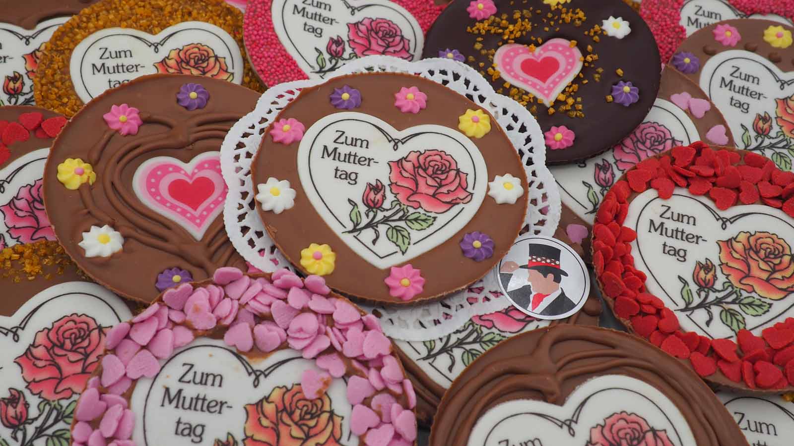 Schokomichi Scheiben zum Muttertag Variationen von handgezogenen Scheiben aus Schokolade zum Muttertag.
